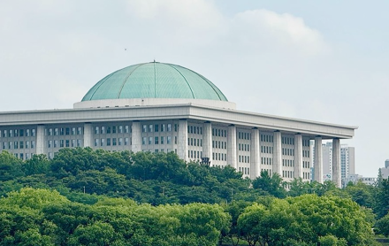 노동절 법정공휴일 지정안 행안위 소위 통과…5월 1일 공휴일화 추진 중